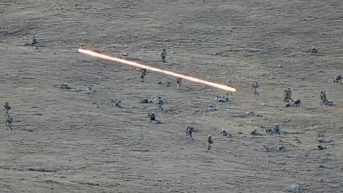 Azerbajdžanskí vojaci prekračujú arménsko-azerbajdžanskú hranicu a približujú sa k arménskym pozíciám. 