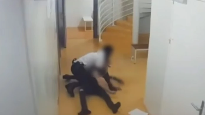 Francúzsky policajt bije väzňa.