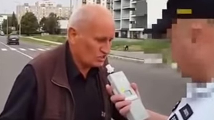 Nadávajúci dôchodca z Prešova, ktorý ovládol internet, zrazil na priechode ženu