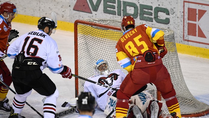 Brankár Banskej Bystrice Jan Lukáš priľahol puk v sieti.