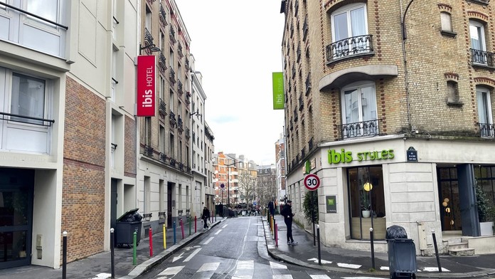 Hotel, z ktorého okna mala americká tínedžerka vyhodiť novorodené dieťa