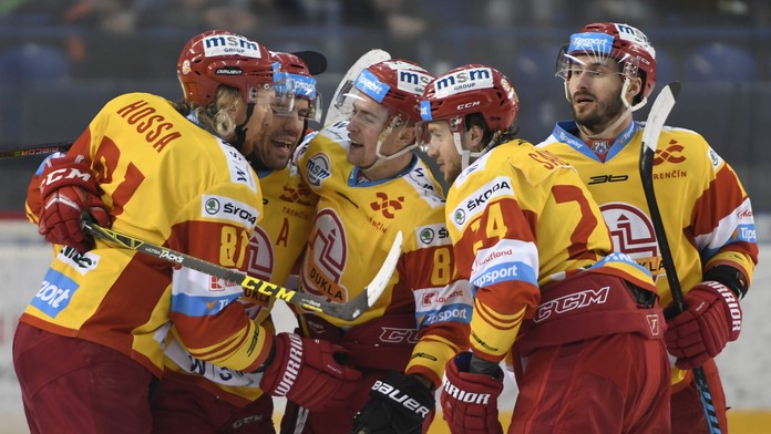 Na snímke radosť Trenčanov z gólu na 2:3, vľavo strelec nakoniec víťazného postupového gólu Marcel Hossa.