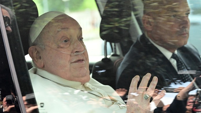 Pápež František pri odchode z nemocnice.