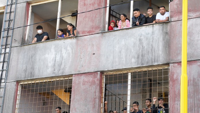 Veriaci na Luníku IX počas pápežovej návštevy.