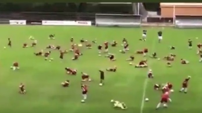 Deti počas napodobňovania Neymara.