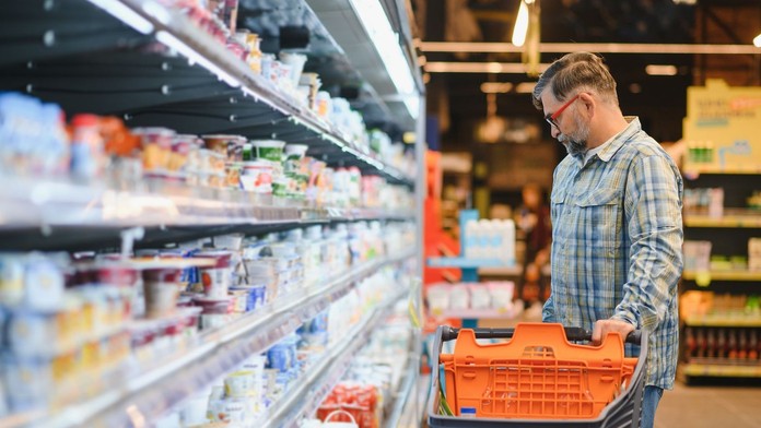 Muž nakupuje potraviny 