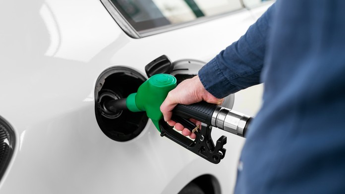 Muž tankuje benzín na pumpe 