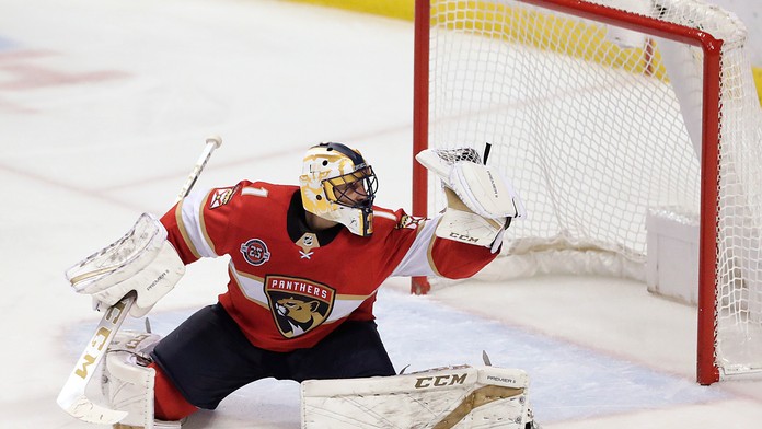 Zľava Thomas Greiss a Johnny Boychuk z NY Islanders oslavujú triumf nad Washingtonom.