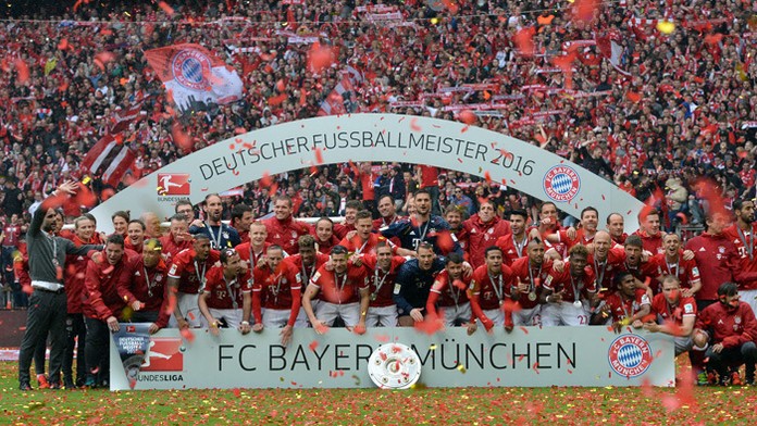 Futbalisti Bayernu Mníchov oslavujú majstrovský titul v Bundeslige.