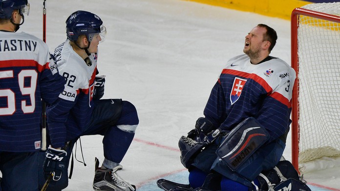 Na snímke zľava Andrej Šťastný, Pavol Skalický a brankár Július Hudáček.