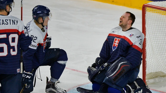 Na snímke zľava Andrej Šťastný, Pavol Skalický a brankár Július Hudáček.