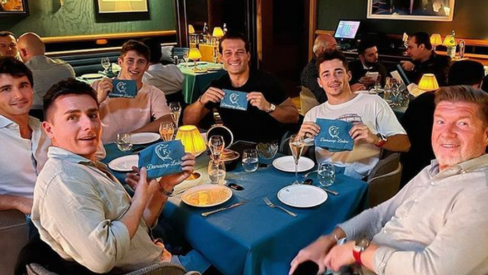 Miroslav Výboh (vpravo) s pilotom Ferrari Charlesm Leclercom (vedľa neho vľavo).