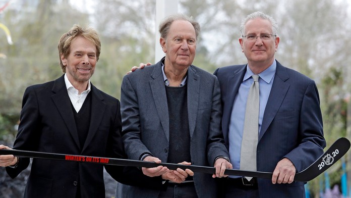 Spolumajitelia nového klubu NHL v Seattli Jerry Bruckheimer,David Bonderman a Tod Leiweke.