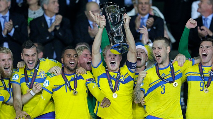 Švédsky hráč Oscar Hiljemark drží nad hlavou trofej pre majstrov Európy do 21 rokov.