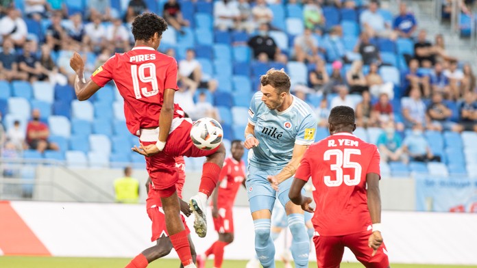 Zľava Kelvin Pires (Trenčín), Alexandar Čavrič (Slovan) a Reuben Yem (Trenčín) bojujú o loptu v zápase 2. kola Fortuna ligy.