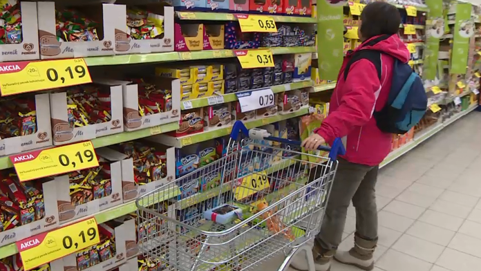 Žena nakupuje v obchode