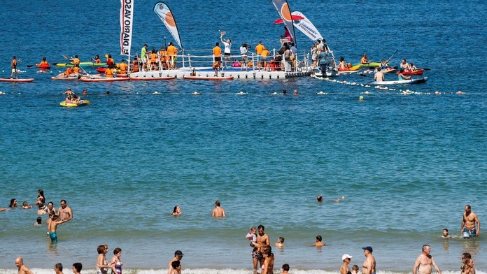 Na mladú mamičku s 5-ročnou dcérou zaútočil žralok pri plávajúcej hracej plošine. Následky boli tragické