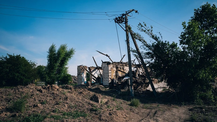 Ďalšie zverstvo Rusov. Na školu použili riadenú leteckú bombu, keď tam civilisti rozdávali humanitárnu pomoc
