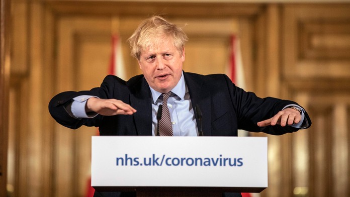 Britský premiér Boris Johnson počas tlačovej konferencie v súvislosti s  celosvetovou pandémiou koronavírusu.
