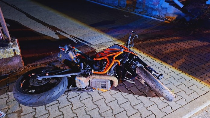 V Gbeloch podvečer zahynul iba 22-ročný motorkár. Osudným sa mu stal náraz do auta a betónového múru