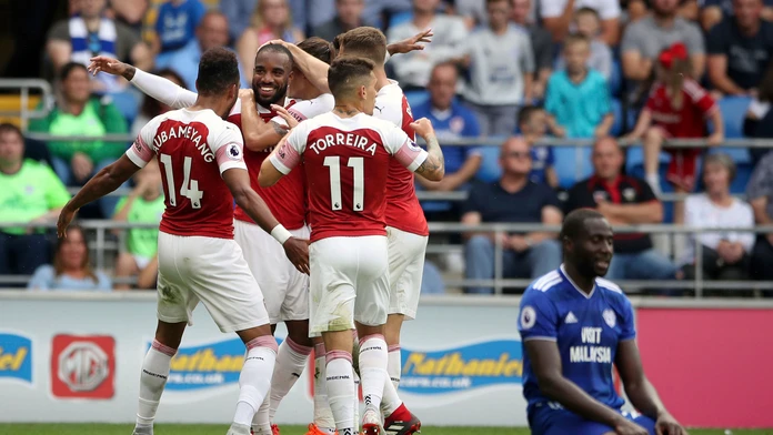 Hráči Arsenalu oslavujú gól proti Cardiffu.