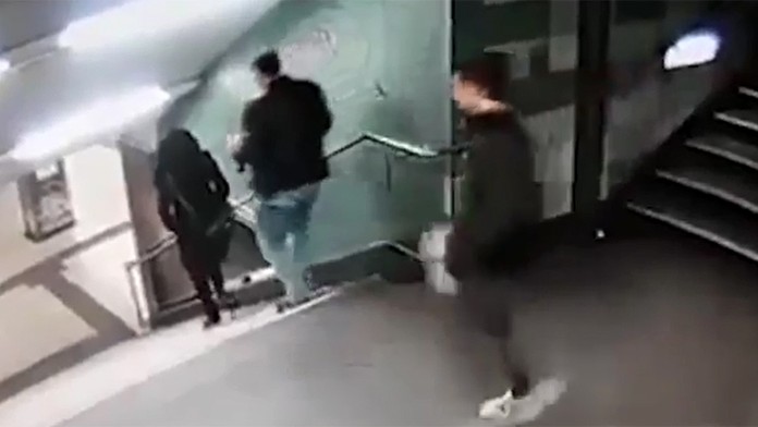 Muž skopol ženu zo schodov.