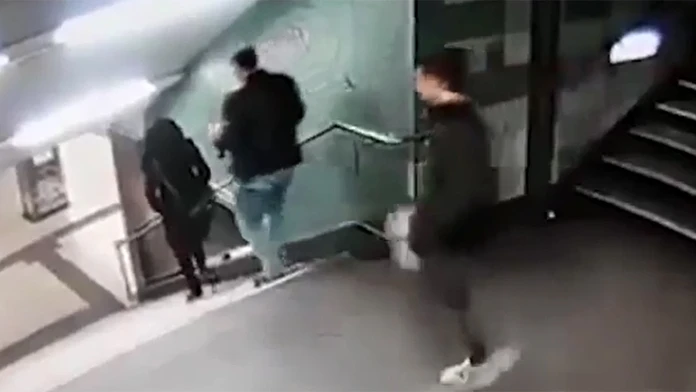 Muž skopol ženu zo schodov.