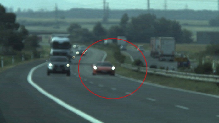 Na Ferrari sa rútil po diaľnici 240 km/h. Zaplatil pokutu a šiel ďalej