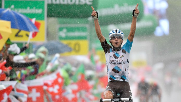 Taliansky cyklista Domenico Pozzovivo oslavuje v cieli víťazstvo 6. etapy cyklistických pretekov Okolo Švajčiarska.