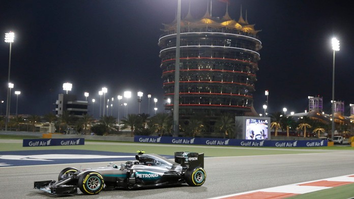 Nico Rosberg na Mercedese na trati počas Veľkej ceny Bahrajnu.