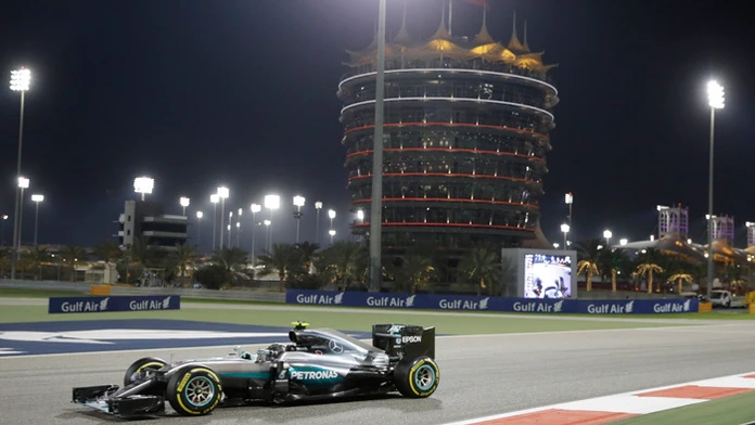 Nico Rosberg na Mercedese na trati počas Veľkej ceny Bahrajnu.