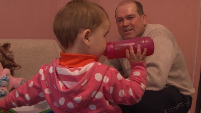 Otec sa chce starať o dcéru, ktorá skončila v domove. Bráni mu v tom legislatíva. 