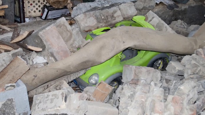 Na rodinu sa zrútil plot. Otec chránil malé deti vlastným telom