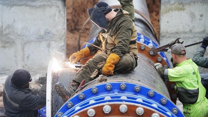 Ruské podniky vyzývajú na šesťdňový pracovný týždeň, aby zvládli sankcie