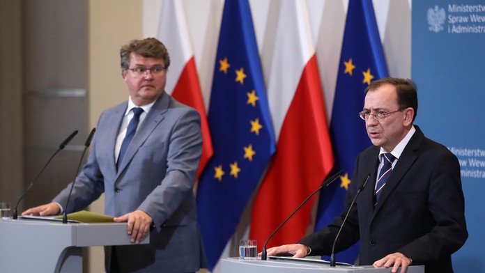 Poľský prezident ich omilostil, najvyšší súd bol proti. Polícia si pre exministra prišla do prezidentského paláca