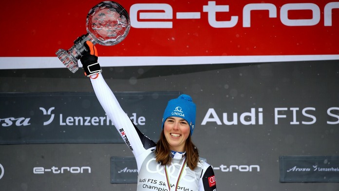 Petra Vlhová a veľký kryštáľový glóbus.