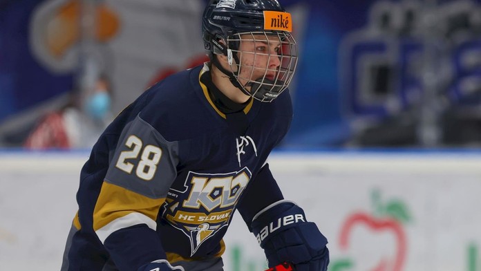 Pochádza z hokejovej rodiny, on ho však dlho odmietal. Teraz má v mladučkom veku titul