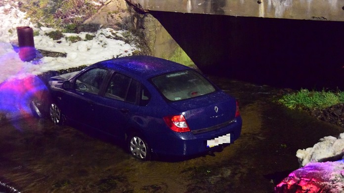 Auto skončilo v potoku.
