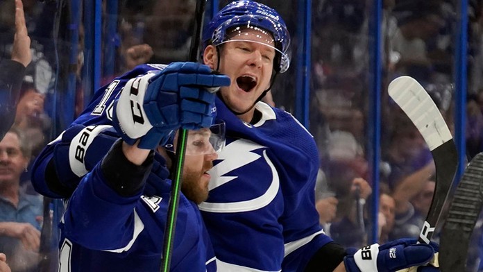 Slovenský obranca Erik Černák (vľavo) z Tampy Bay Lighting sa teší z gólu so spoluhráčom Ondřejom Palátom.