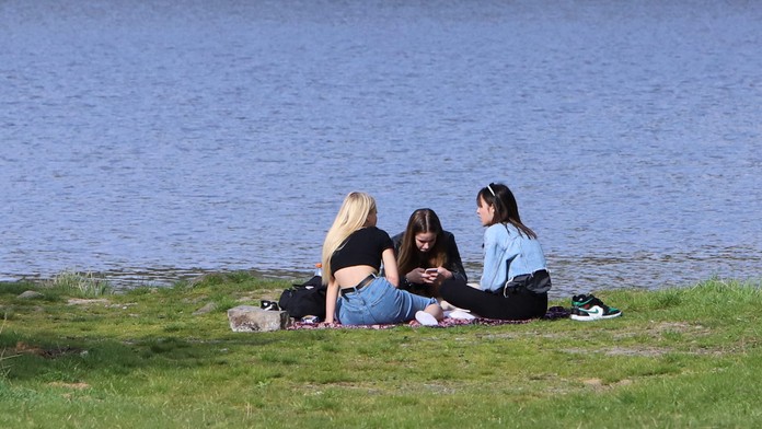 Na snímke mladé ženy sedia na brehu vodnej nádrži Môťová pri Zvolene.