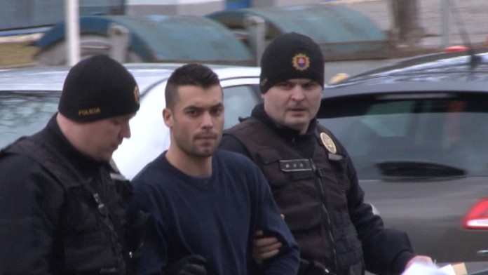 Dvadsaťdvaročný mladík sa postavil pred sudkyňu.