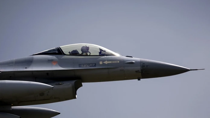 Kyjev stráži medzinárodná letka. Stíhačky F-16 pilotované veteránmi z Holandska a USA zohrávajú kľúčovú úlohu