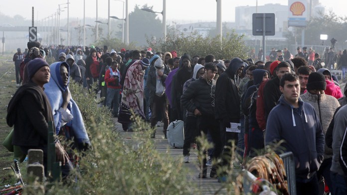 Migranti sa sťahujú z tábora v Calais.