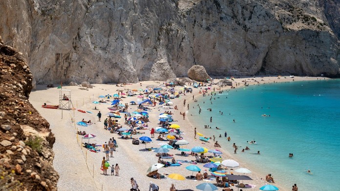 Grécko sprísňuje pravidlá na plážach. Pokuty hrozia aj za zdanlivo neškodné aktivity