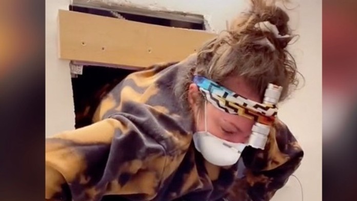 Mladá žena našla za zrkadlom v kúpeľni tajné miestnosti