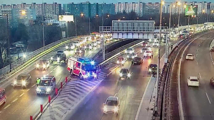 Komplikácie na bratislavskom Prístavnom moste. Zrazilo sa tam viacero áut