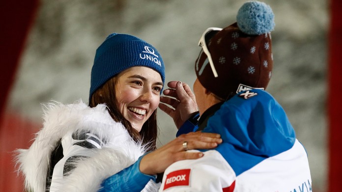 Zľava Dylan Larkin a Tyler Bertuzzi z Detroitu oslavujú gól proti Ottawe.