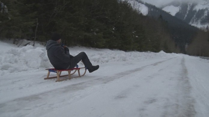 Polícia na mieste činu, kde našli mŕtveho novorodenca.