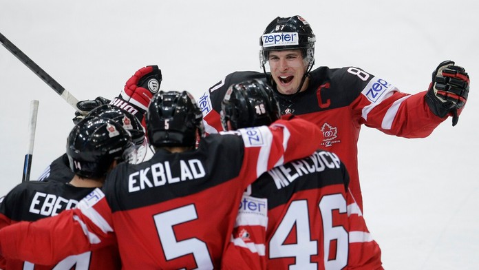 Sidney Crosby oslavuje s kanadskou družinou obrat v zápase so Švédskom.