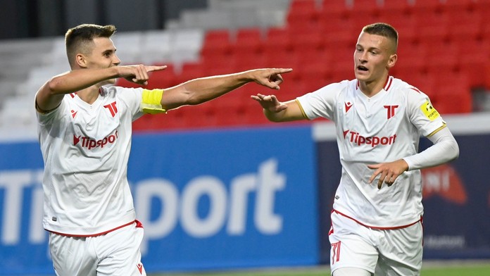 Na snímke zľava hráči AS Trenčín Jakub Kadák a Adam Tučný sa tešia po góle.
